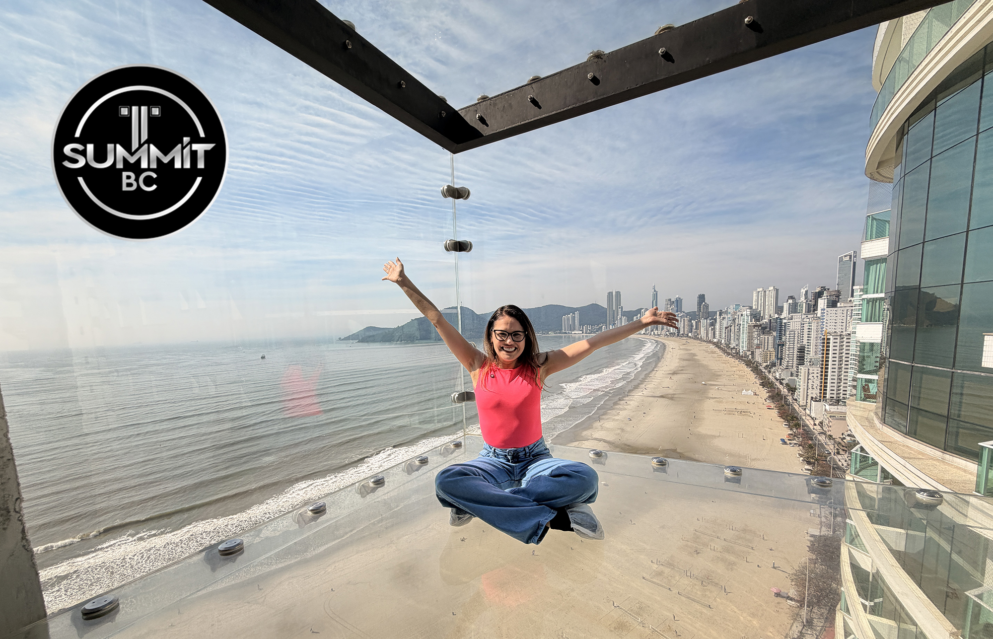 Summit BC: Cubos de Vidro Suspensos em Balneário
